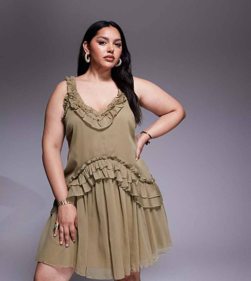 ASOS DESIGN Curve - Minikleid in Khaki mit gerüschtem Riemendetail und goldfarbenem Besatzdetail-Grün von ASOS Curve