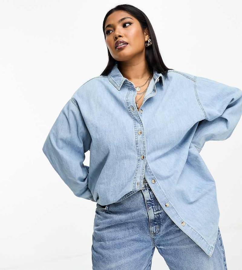 ASOS DESIGN Curve - Minimalistisches Jeanshemd in verwaschenem Hellblau von ASOS Curve