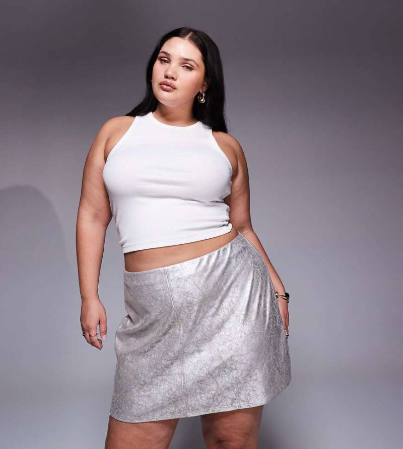 ASOS DESIGN Curve - Minirock aus Metallic-Kunstleder mit Taschendetail-Silber von ASOS Curve