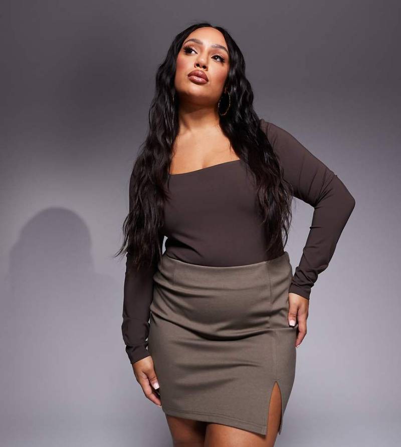 ASOS DESIGN Curve - Minirock aus Ponté in Taupe mit Saumschlitz-Braun von ASOS Curve
