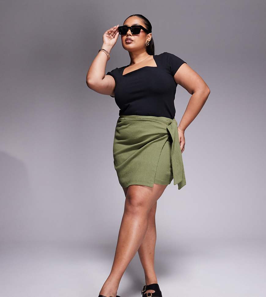 ASOS DESIGN Curve - Minirock in Khaki mit Knitterstruktur und seitlichem Bindedetail-Grün ASOS DESIGN Curve - Minirock in Khaki mit Knitterstruktur und seitlichem Bindedetail-Grün von ASOS Curve
