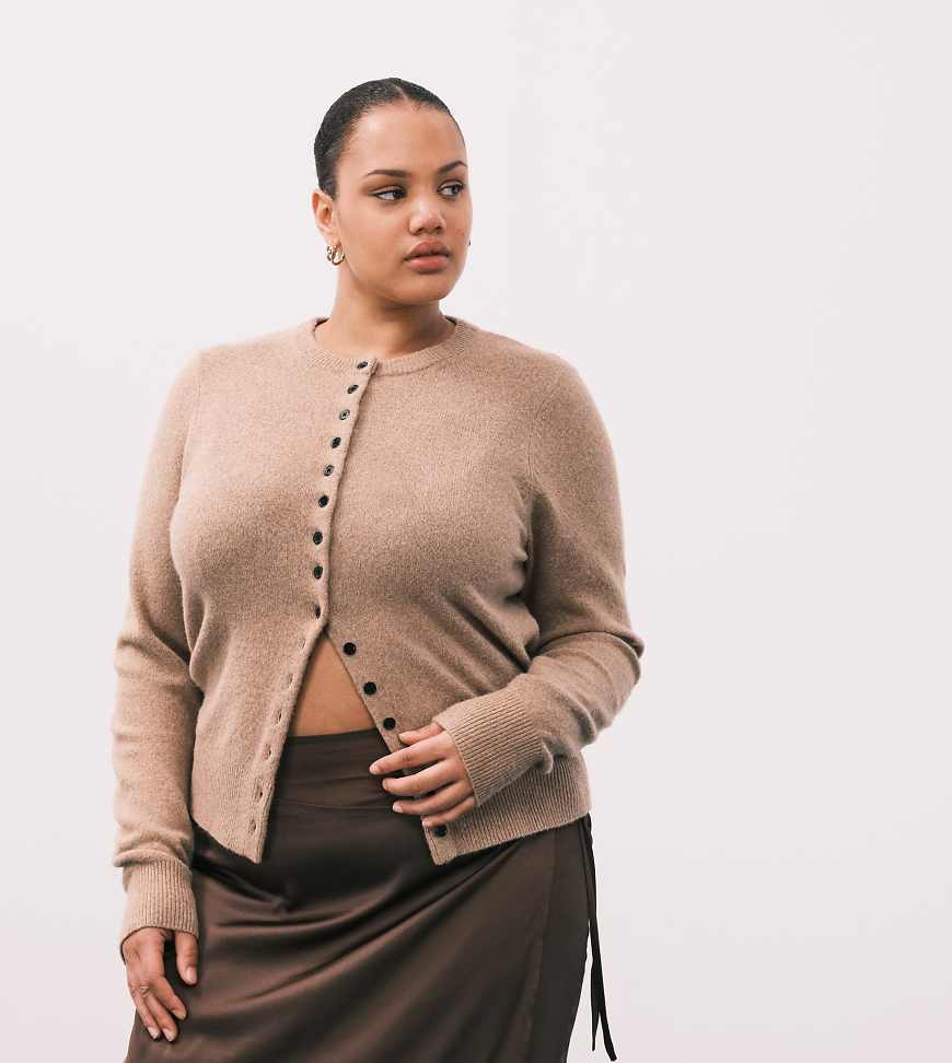 ASOS DESIGN Curve - Mittelschwere, figurbetonte Strickjacke in Camel-Rosa von ASOS Curve
