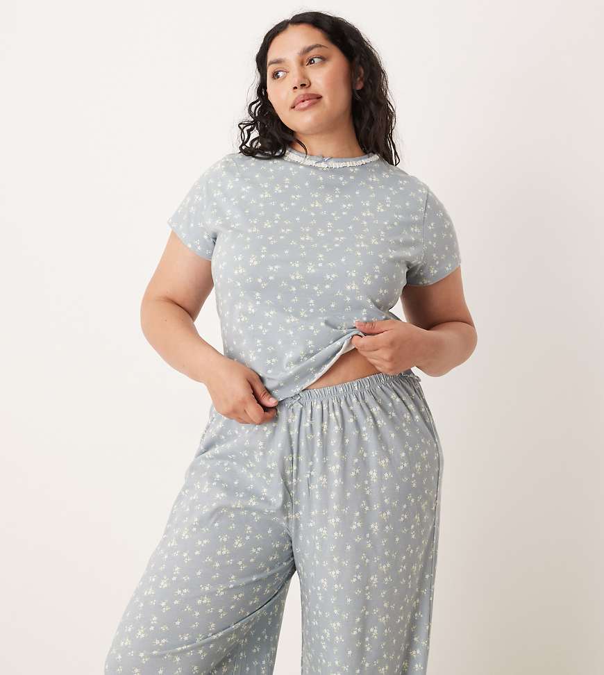 ASOS DESIGN Curve - Mix & Match - Knapp geschnittenes Pyjama-T-Shirt in Blau mit Blümchenmuster von ASOS Curve