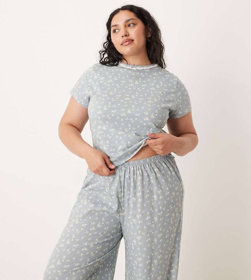 ASOS DESIGN Curve - Mix & Match - Knapp geschnittenes Pyjama-T-Shirt in Blau mit Blümchenmuster von ASOS Curve