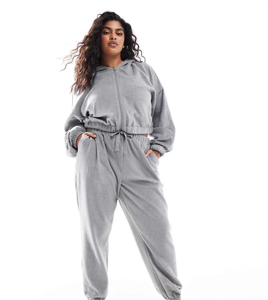 ASOS DESIGN Curve - Mix & Match - Lounge-Jogginghose aus Fleece in Hellgrau ASOS DESIGN Curve - Mix & Match - Lounge-Jogginghose aus Fleece in Hellgrau von ASOS Curve