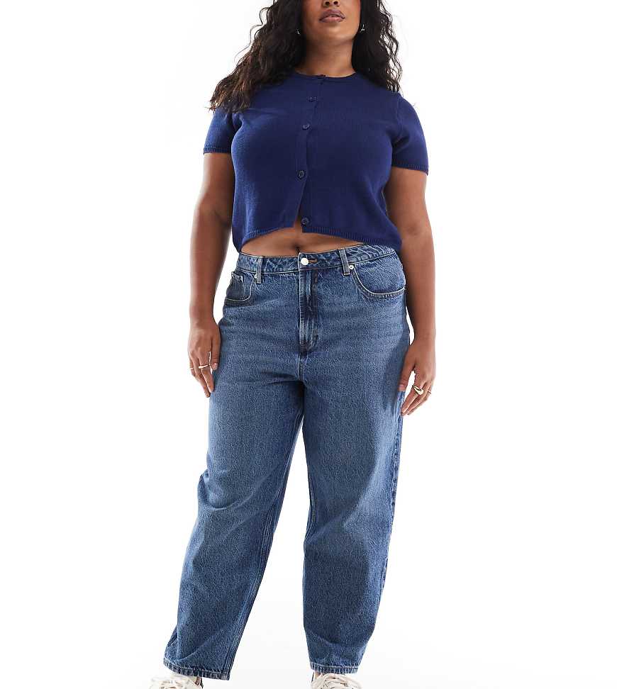 ASOS DESIGN Curve - Mom-Jeans in Mittelblau von ASOS Curve