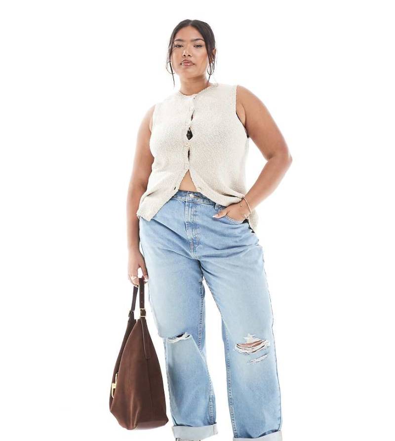 ASOS DESIGN Curve - Mom-Jeans in lockerem Schnitt n heller Waschung mit hohem Bund und Knierissen-Blau von ASOS Curve
