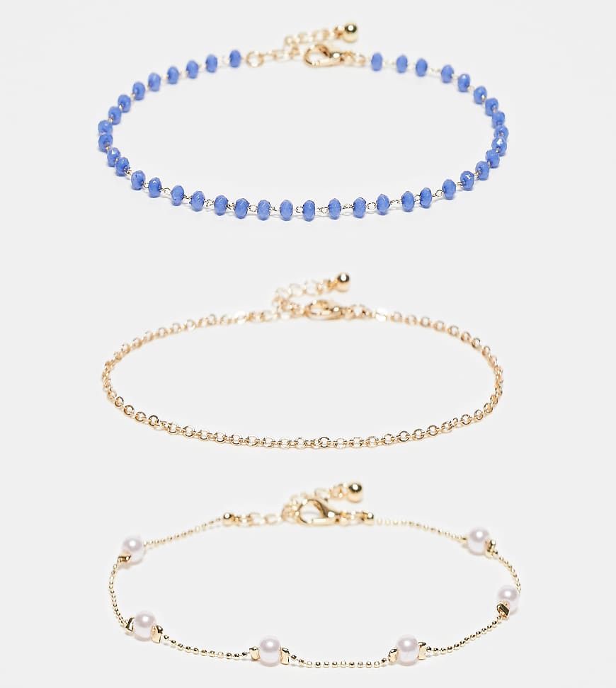 ASOS DESIGN Curve - Multipack Fußkettchen in Gold-Optik mit verschiedenen Designs mit blauen Schmucksteinen und Zierperlen-Goldfarben ASOS DESIGN Curve - Multipack Fußkettchen in Gold-Optik mit verschiedenen Designs mit blauen Schmucksteinen und Zierperlen-Goldfarben von ASOS Curve