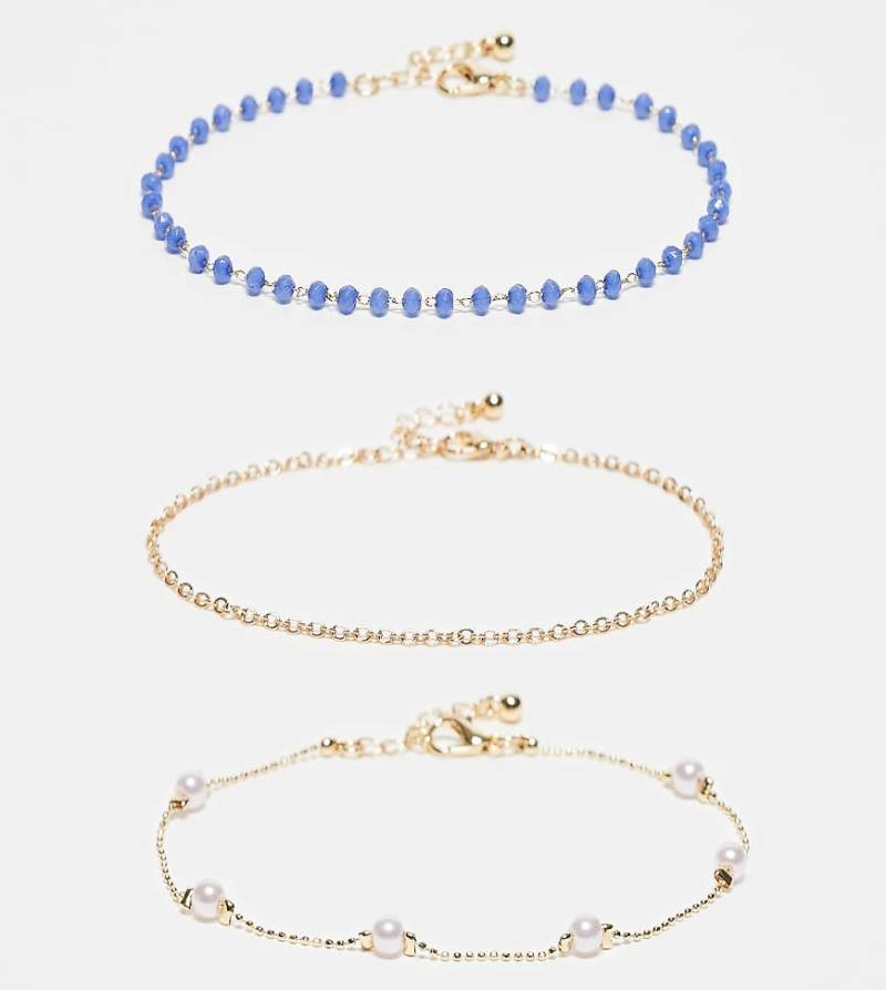 ASOS DESIGN Curve - Multipack Fußkettchen in Gold-Optik mit verschiedenen Designs mit blauen Schmucksteinen und Zierperlen-Goldfarben von ASOS Curve