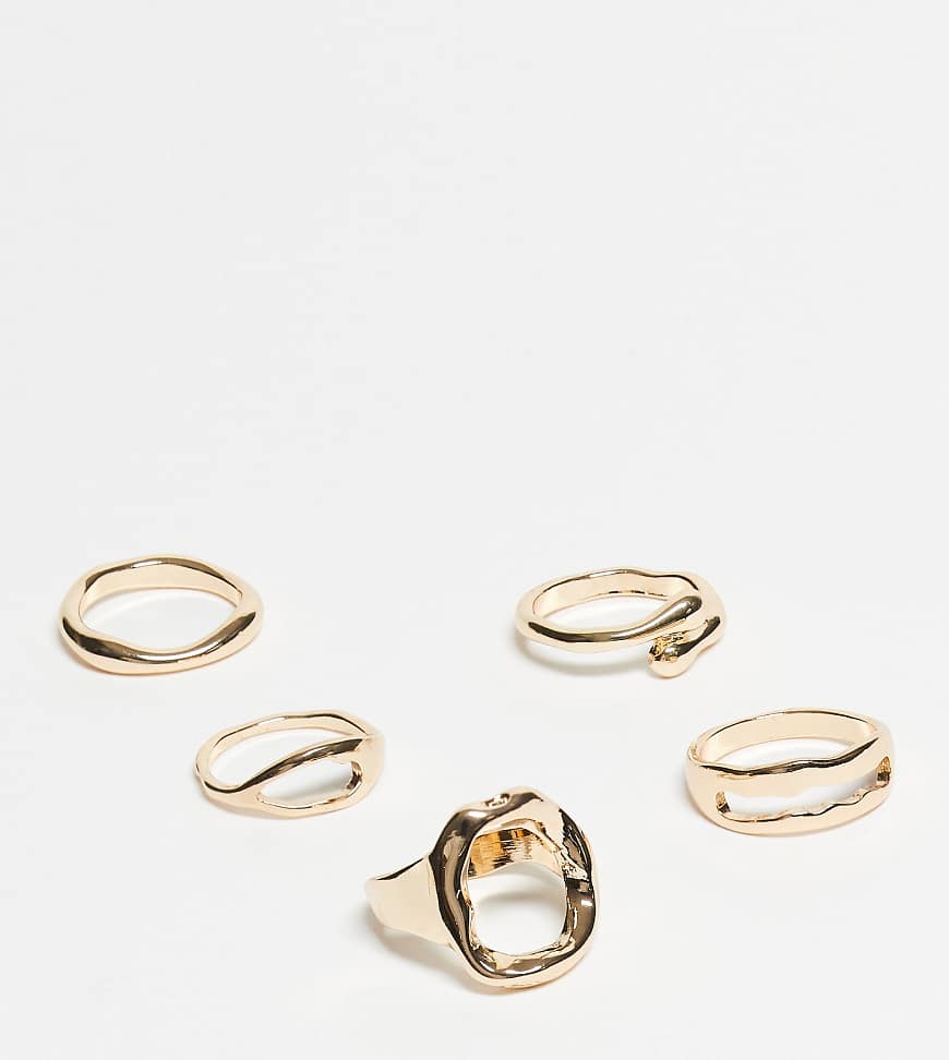 ASOS DESIGN Curve - Multipack mit Ringen mit skulpturalem Design in geschmolzener Goldoptik-Goldfarben ASOS DESIGN Curve - Multipack mit Ringen mit skulpturalem Design in geschmolzener Goldoptik-Goldfarben von ASOS Curve