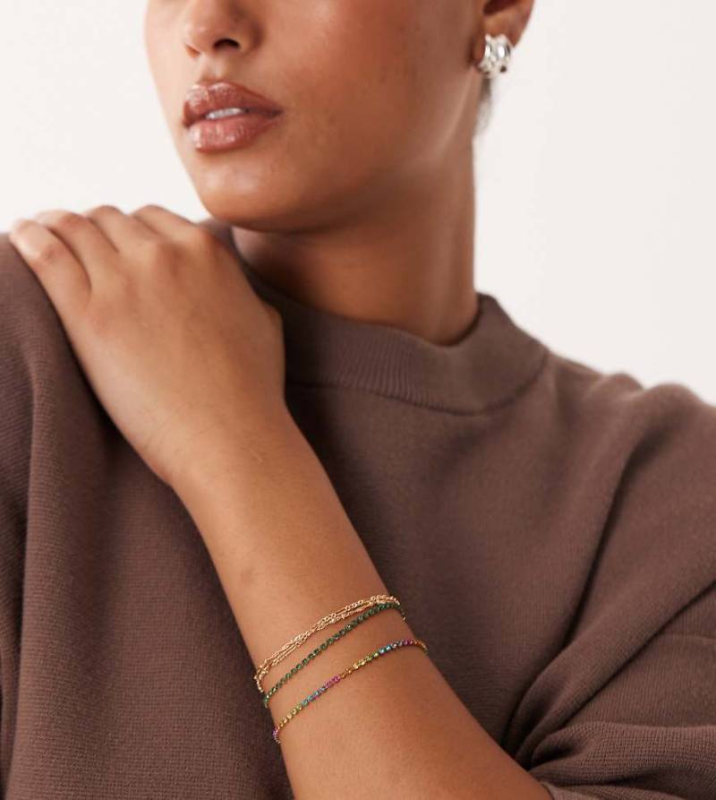 ASOS DESIGN Curve - Multipack mit zarten goldfarbenen Armbändern mit bunten, funkelnden Strasssteinen von ASOS Curve