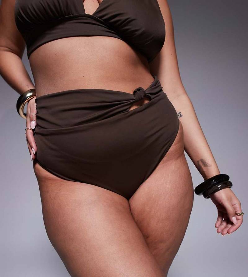 ASOS DESIGN Curve - Nina - Bikinihose in Schokobraun mit Knotendetail von ASOS Curve