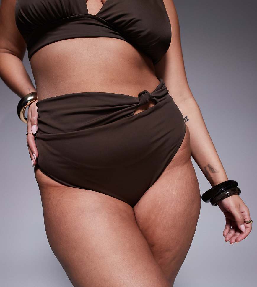ASOS DESIGN Curve - Nina - Bikinihose in Schokobraun mit Knotendetail von ASOS Curve