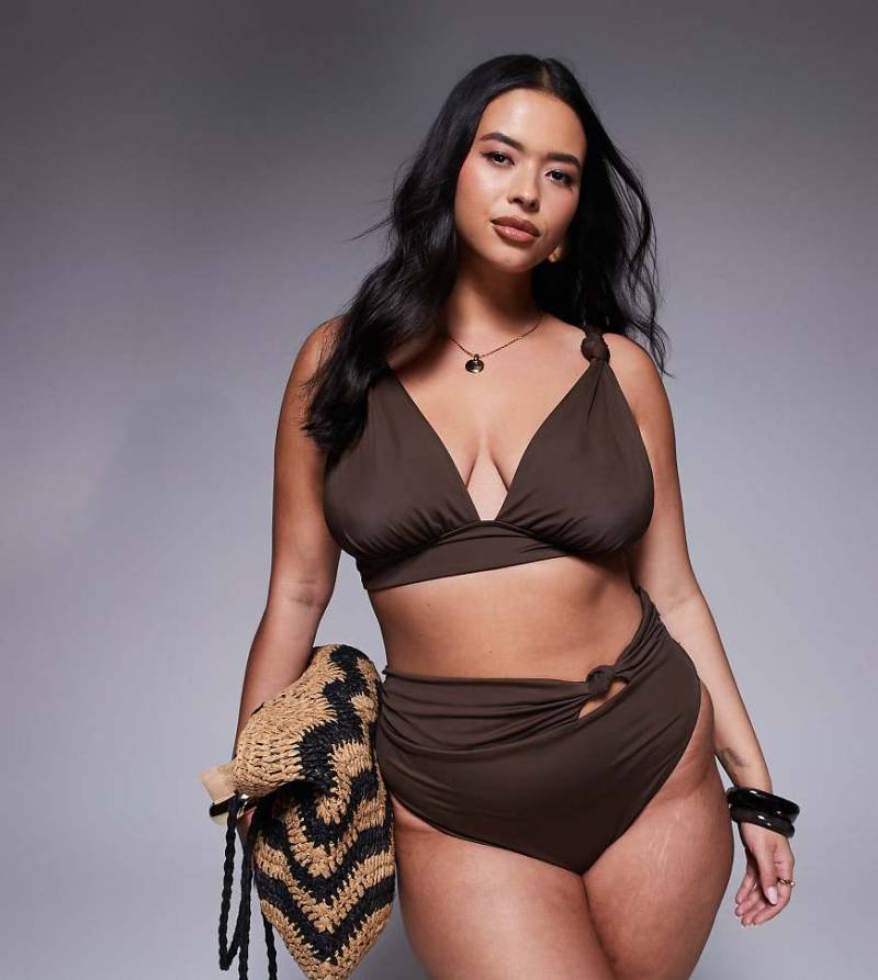 ASOS DESIGN Curve - Nina - Bikinioberteil in Schokobraun mit Zierknoten vorne von ASOS Curve