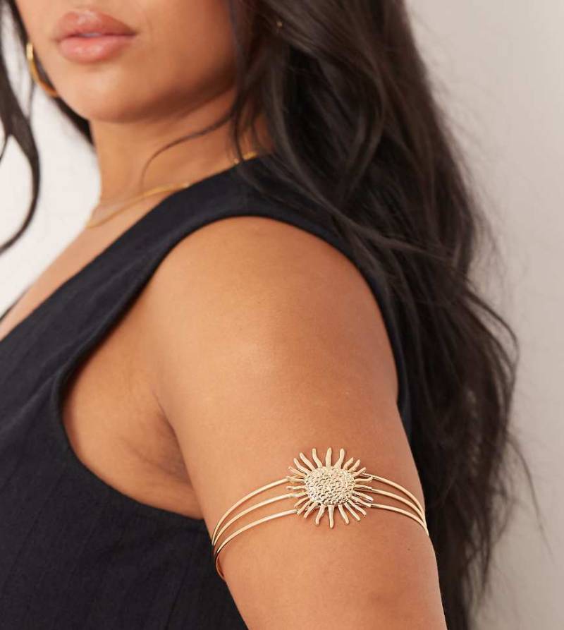 ASOS DESIGN Curve - Oberarm-Reif in Goldoptik mit Sonnendesign-Goldfarben von ASOS Curve
