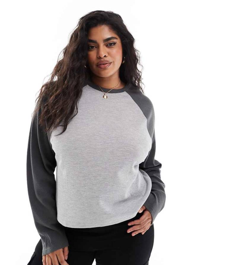 ASOS DESIGN Curve - Oberteil in Anthrazit und Grau mit Waffelstruktur und langen Raglanärmeln von ASOS Curve