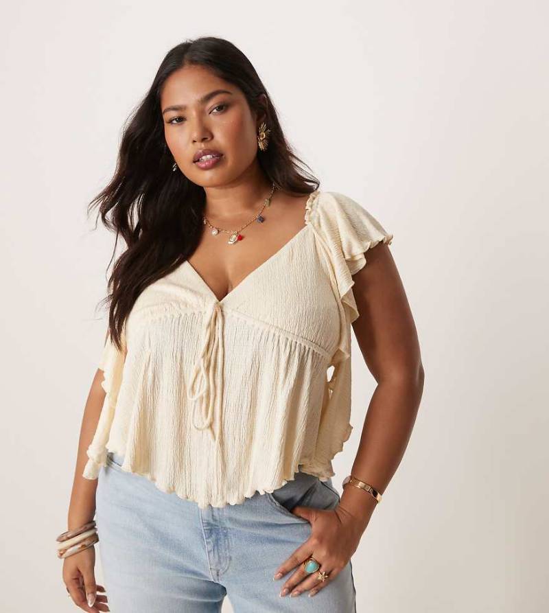 ASOS DESIGN Curve - Oberteil in Creme mit Knitterstruktur, Rückenausschnitt und Flatterärmeln-Weiß von ASOS Curve