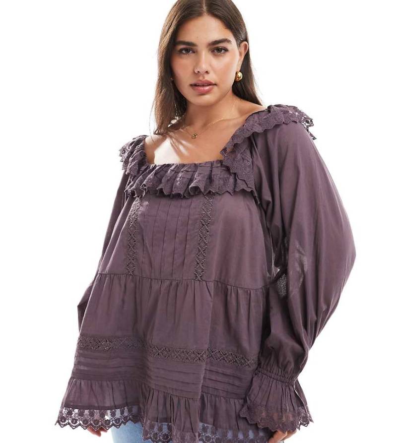 ASOS DESIGN Curve - Oberteil in Pflaumenlila mit Spitze und Lochstickerei-Stoff und eckigem Ausschnitt von ASOS Curve