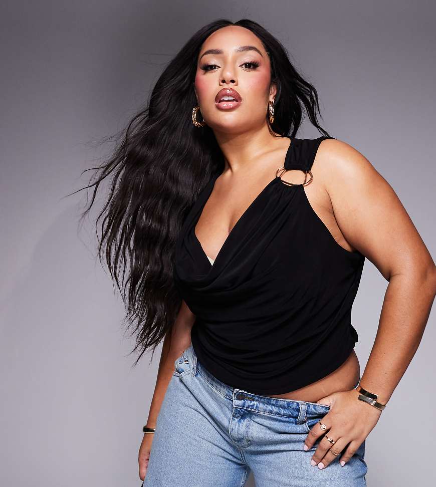 ASOS DESIGN Curve - Oberteil in Schwarz mit tiefem Wasserfallausschnitt und Verzierung ASOS DESIGN Curve - Oberteil in Schwarz mit tiefem Wasserfallausschnitt und Verzierung von ASOS Curve