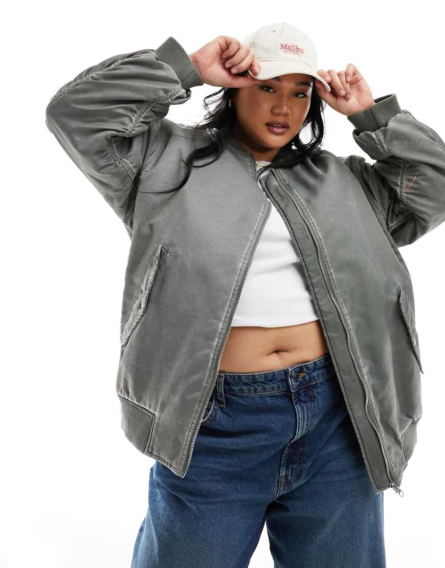 ASOS DESIGN Curve - Oversize-Bomberjacke in Acid-Waschung-Schwarz ASOS DESIGN Curve - Oversize-Bomberjacke in Acid-Waschung-Schwarz von ASOS Curve