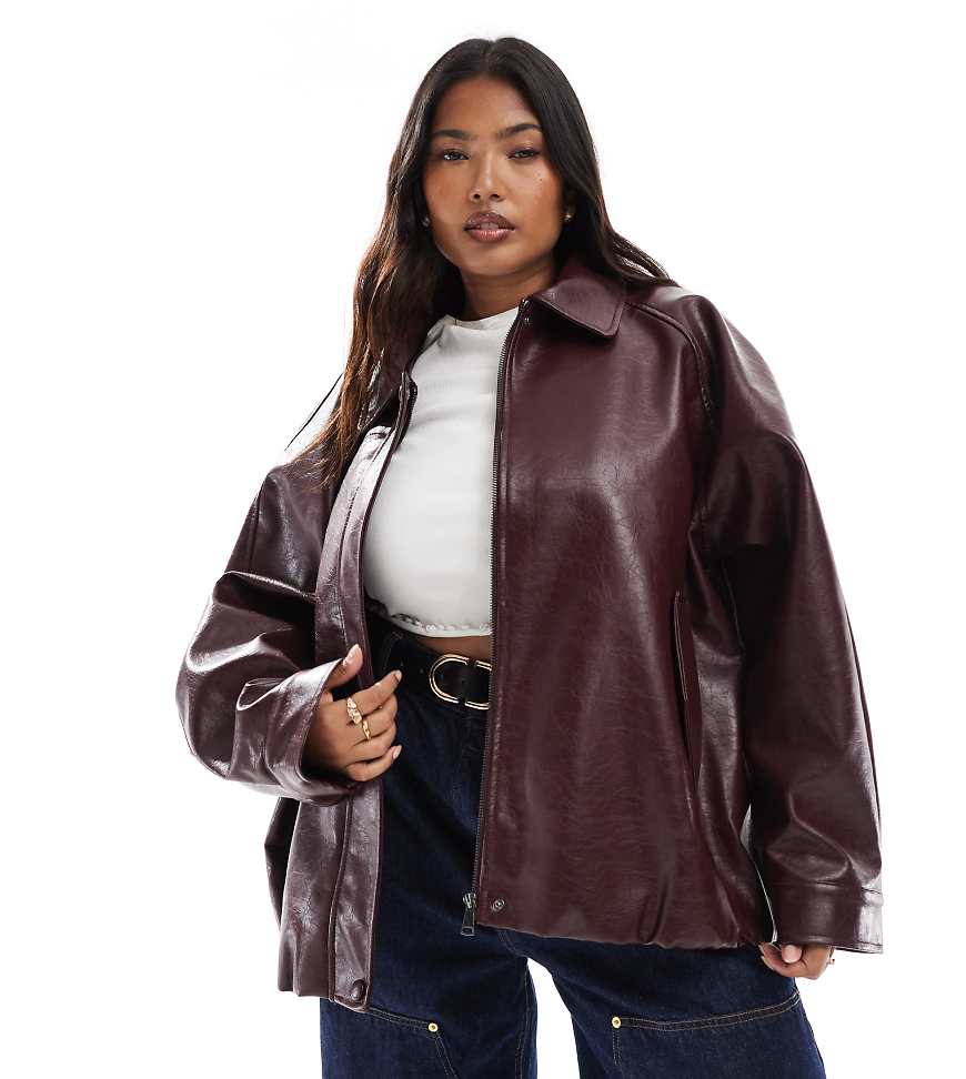ASOS DESIGN Curve - Oversize-Bomberjacke in burgunderroter Lederoptik von ASOS Curve