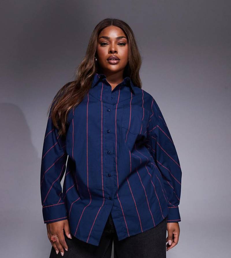 ASOS DESIGN Curve - Oversize-Hemd in Blau mit roten Streifen und betontem Detail von ASOS Curve