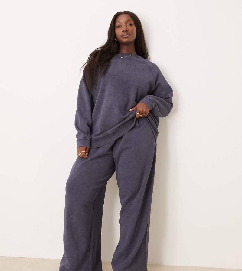 ASOS DESIGN Curve - Oversize-Jogginghose in verwaschenem Marineblau mit weitem Bein, Kombiteil-Grau von ASOS Curve