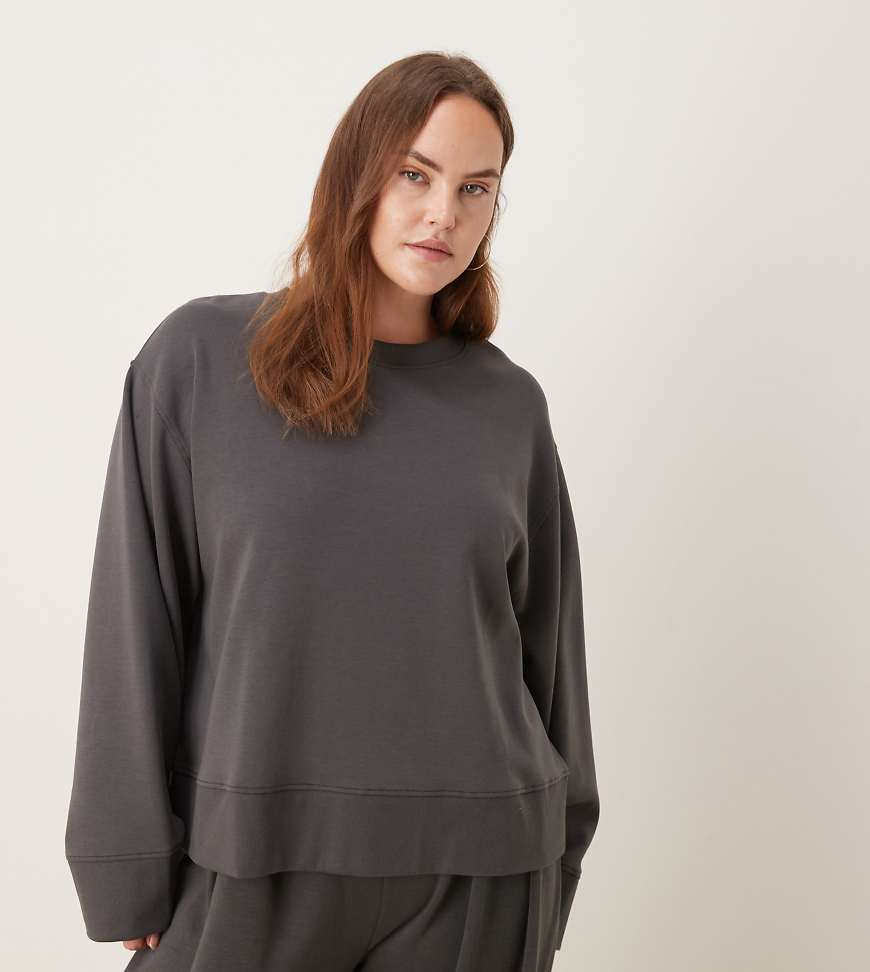 ASOS DESIGN Curve - Oversize-Oberteil aus Interlock-Stoff in Anthrazit mit Rundhalsausschnitt-Grau von ASOS Curve