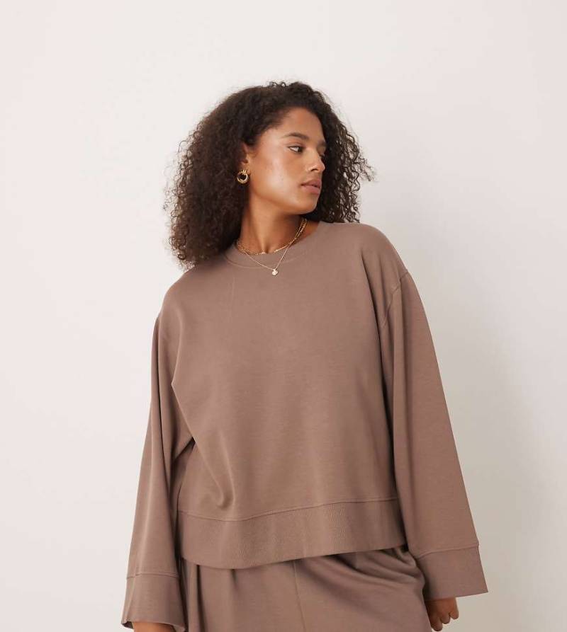 ASOS DESIGN Curve - Oversize-Oberteil aus Interlock-Stoff in kräftigem Taupe mit Rundhalsausschnitt-Keine Farbe von ASOS Curve