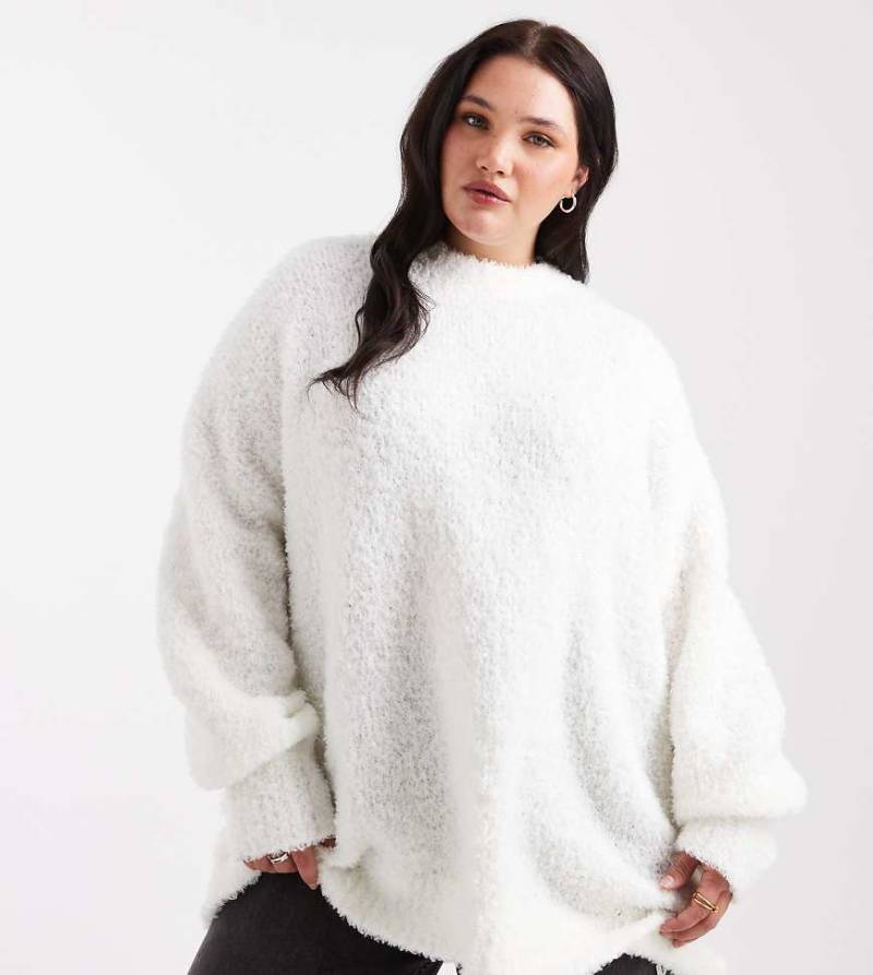 ASOS DESIGN Curve - Oversize-Pullover aus Bouclé in Creme mit abgerundetem Saum-Weiß von ASOS Curve