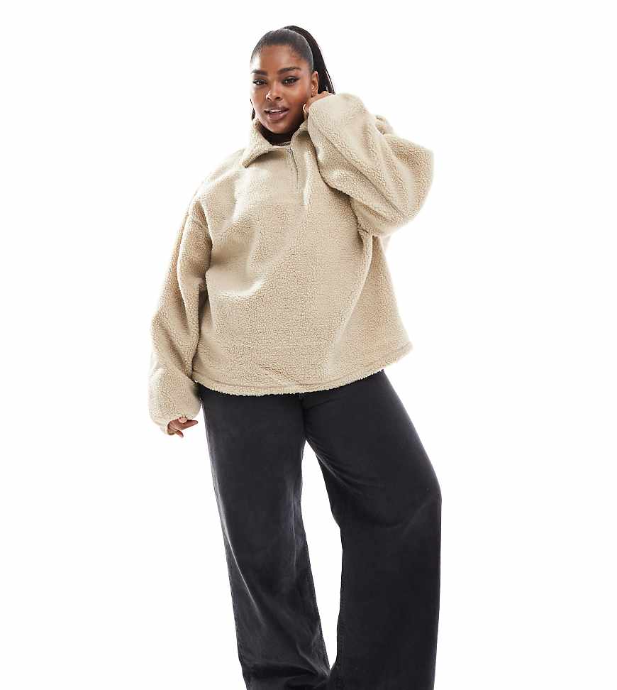 ASOS DESIGN Curve - Oversize-Pullover aus Teddy-Fleece in Neutral mit kurzem Reißverschluss ASOS DESIGN Curve - Oversize-Pullover aus Teddy-Fleece in Neutral mit kurzem Reißverschluss von ASOS Curve