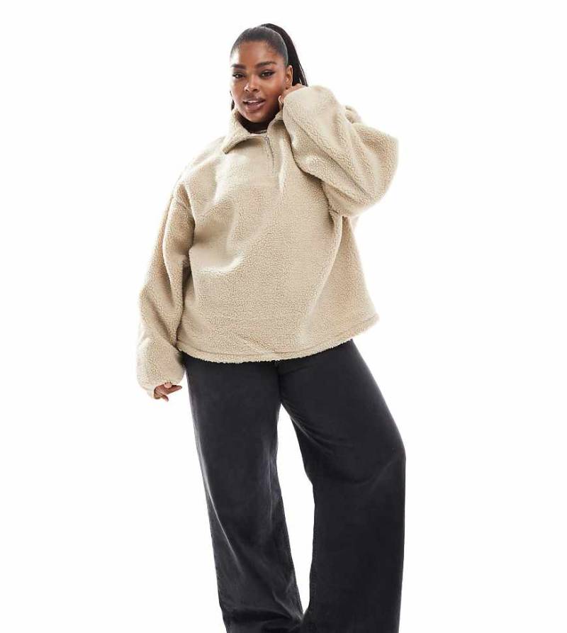 ASOS DESIGN Curve - Oversize-Pullover aus Teddy-Fleece in Neutral mit kurzem Reißverschluss von ASOS Curve