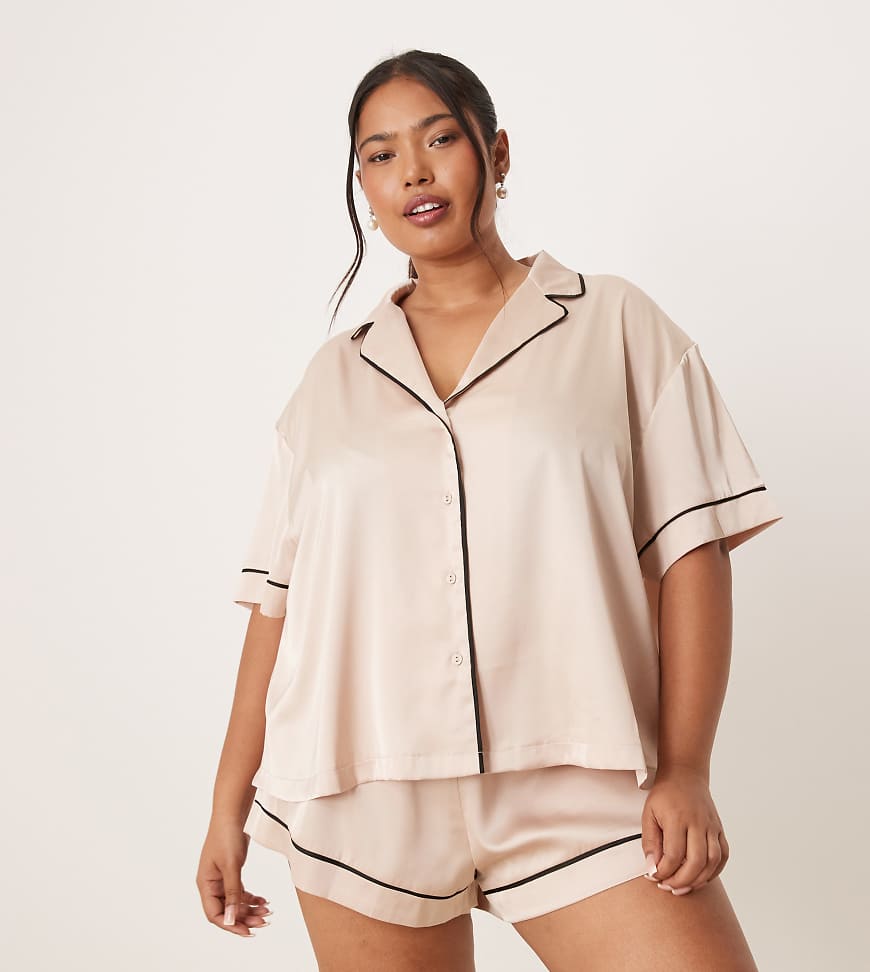 ASOS DESIGN Curve - Oversize-Pyjama aus Satin in Hellrosa mit kurzärmligem Hemd und Shorts ASOS DESIGN Curve - Oversize-Pyjama aus Satin in Hellrosa mit kurzärmligem Hemd und Shorts von ASOS Curve