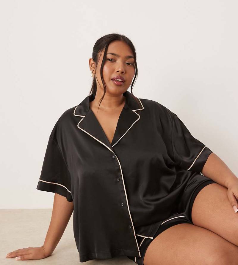 ASOS DESIGN Curve - Oversize-Pyjama aus Satin mit kurzärmligem Hemd und Shorts in Schwarz von ASOS Curve