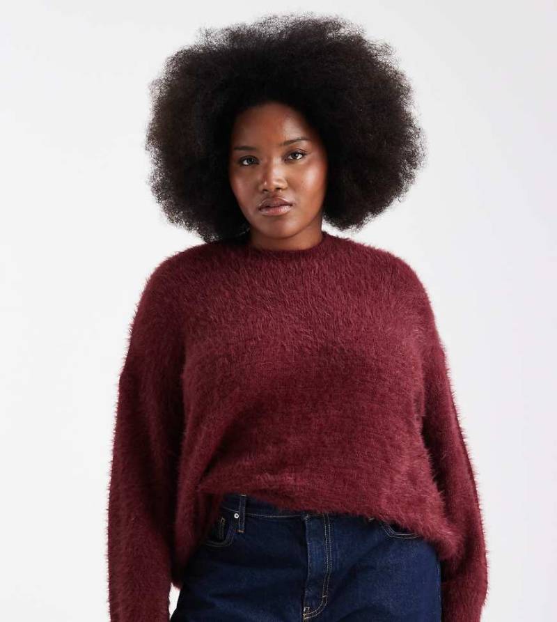 ASOS DESIGN Curve - Oversize-Strickpullover aus flauschigem Garn in Burgunderrot von ASOS Curve