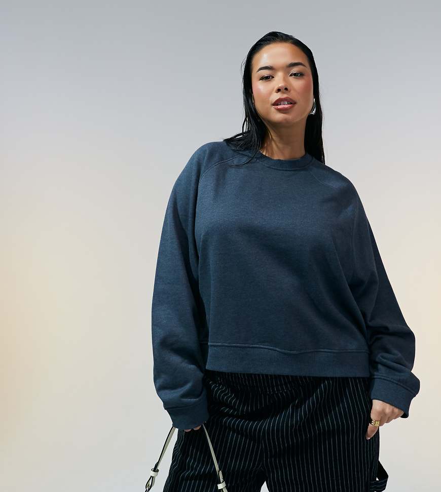 ASOS DESIGN Curve - Oversize-Sweatshirt in Anthrazit mit Raglan-Detail-Grau von ASOS Curve