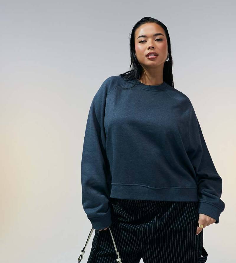 ASOS DESIGN Curve - Oversize-Sweatshirt in Anthrazit mit Raglan-Detail-Grau von ASOS Curve
