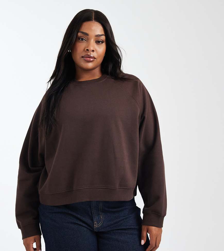 ASOS DESIGN Curve - Oversize-Sweatshirt in Schokobraun mit Raglan-Detail und weicher Innenseite-Brown von ASOS Curve