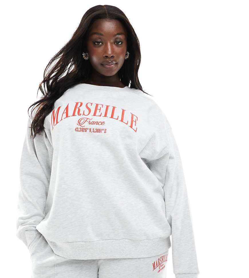 ASOS DESIGN Curve - Oversize-Sweatshirt in meliertem Eisgrau mit besticktem „Marseille"-Print ASOS DESIGN Curve - Oversize-Sweatshirt in meliertem Eisgrau mit besticktem „Marseille"-Print von ASOS Curve