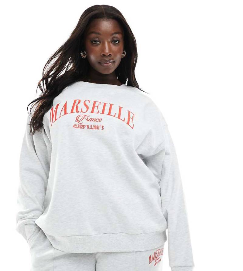 ASOS DESIGN Curve - Oversize-Sweatshirt in meliertem Eisgrau mit besticktem „Marseille"-Print von ASOS Curve