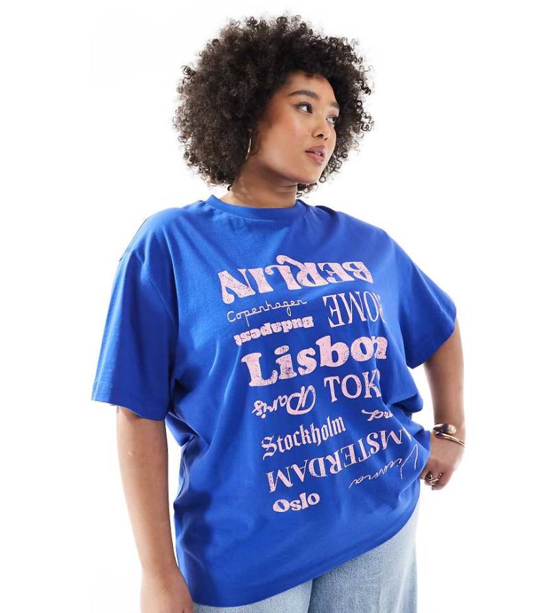 ASOS DESIGN Curve - Oversize-T-Shirt in Blau mit Standort-Print von ASOS Curve