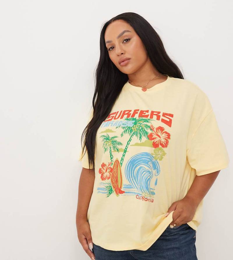ASOS DESIGN Curve - Oversize-T-Shirt in Buttermilch-Gelb mit Surfergrafik von ASOS Curve