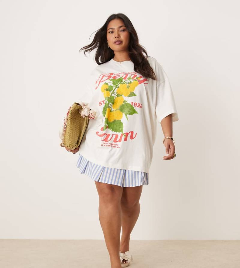 ASOS DESIGN Curve - Oversize-T-Shirt in Creme mit „Berry Farm"-Grafikprint-Weiß von ASOS Curve
