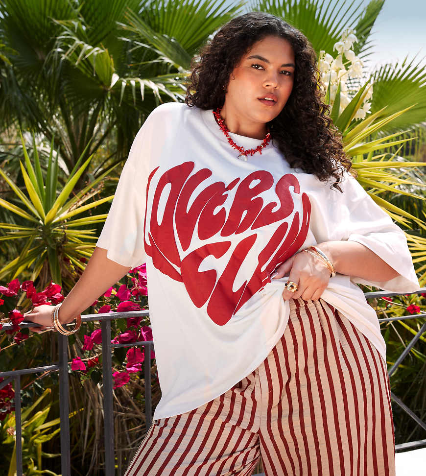 ASOS DESIGN Curve - Oversize-T-Shirt in Creme mit „Lovers Club"-Grafikprint-Weiß ASOS DESIGN Curve - Oversize-T-Shirt in Creme mit „Lovers Club"-Grafikprint-Weiß von ASOS Curve