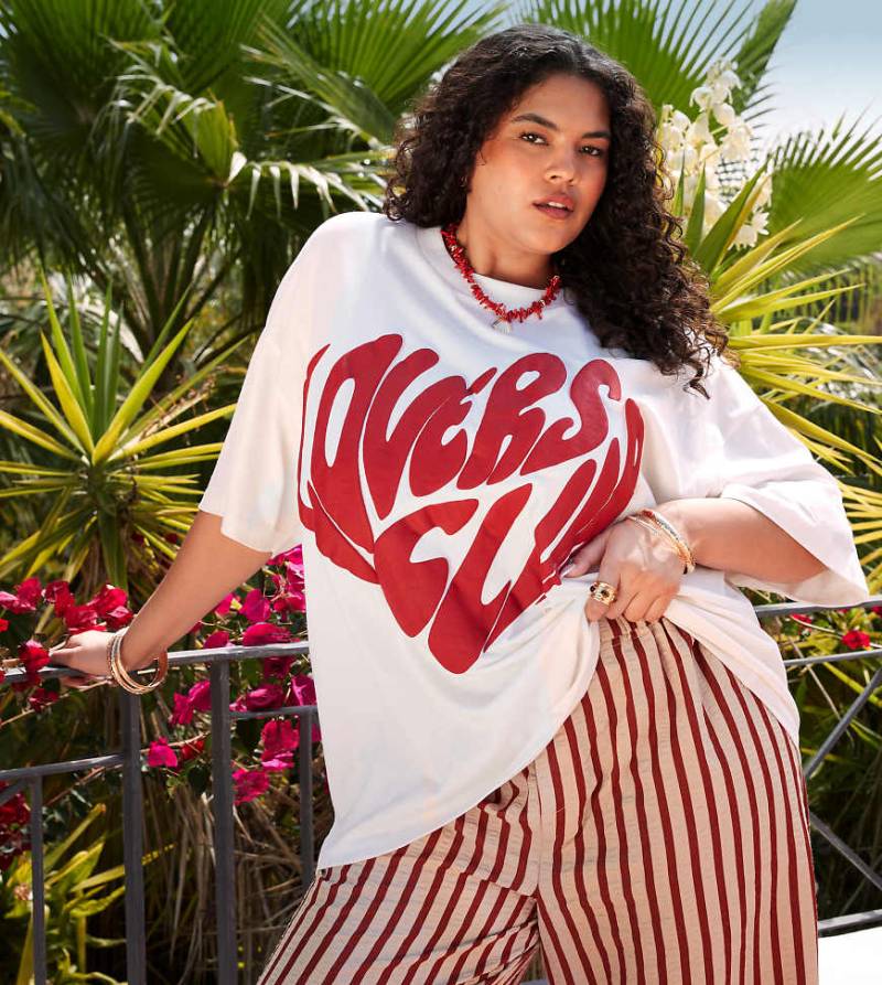 ASOS DESIGN Curve - Oversize-T-Shirt in Creme mit „Lovers Club"-Grafikprint-Weiß von ASOS Curve