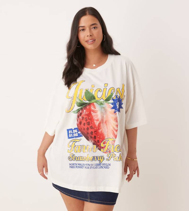 ASOS DESIGN Curve - Oversize-T-Shirt in Creme mit Vintage-Erdbeergrafik-Weiß von ASOS Curve