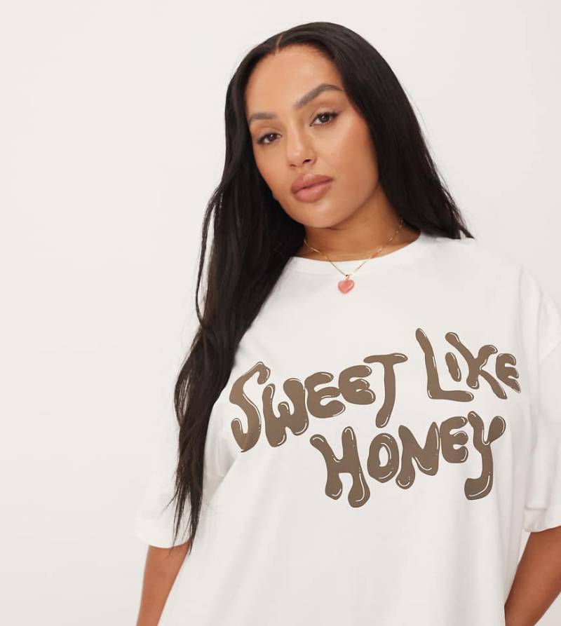 ASOS DESIGN Curve - Oversize-T-Shirt in Cremeweiß mit „Sweet Like Honey"-Grafikslogan von ASOS Curve