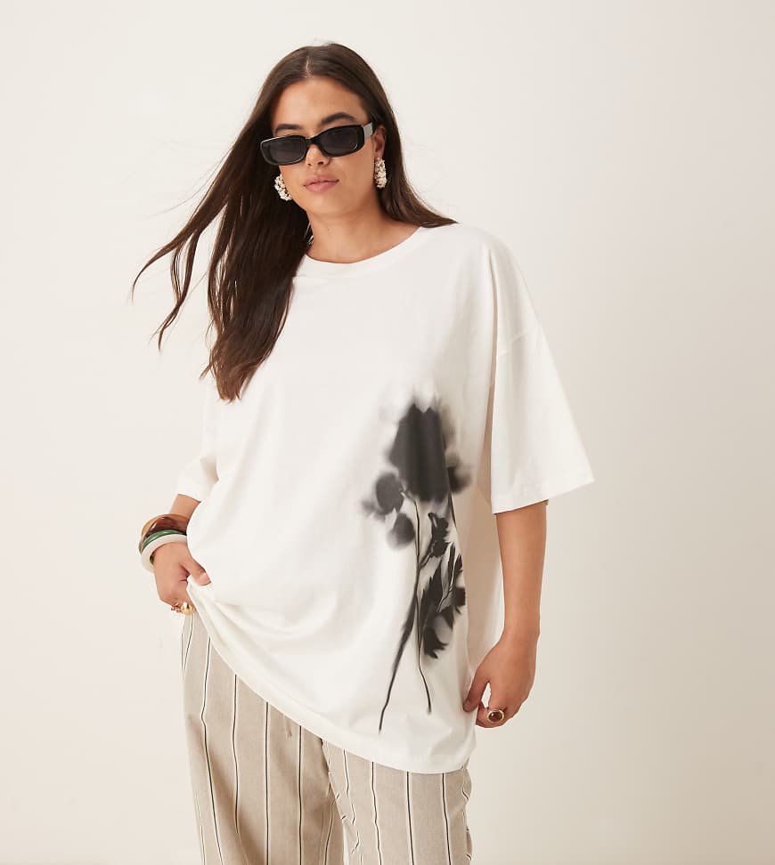 ASOS DESIGN Curve - Oversize-T-Shirt in Cremeweiß mit verschwommenem Blumen-Print ASOS DESIGN Curve - Oversize-T-Shirt in Cremeweiß mit verschwommenem Blumen-Print von ASOS Curve