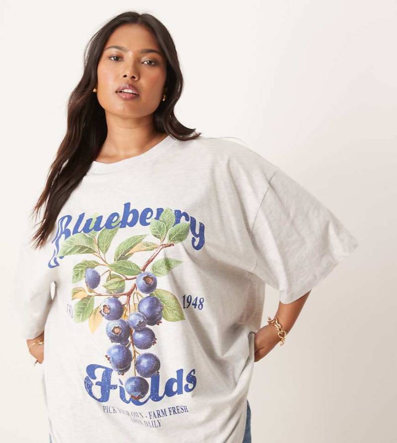 ASOS DESIGN Curve - Oversize-T-Shirt in Eisgrau meliert mit „Blueberry Fields"-Grafikprint ASOS DESIGN Curve - Oversize-T-Shirt in Eisgrau meliert mit „Blueberry Fields"-Grafikprint von ASOS Curve