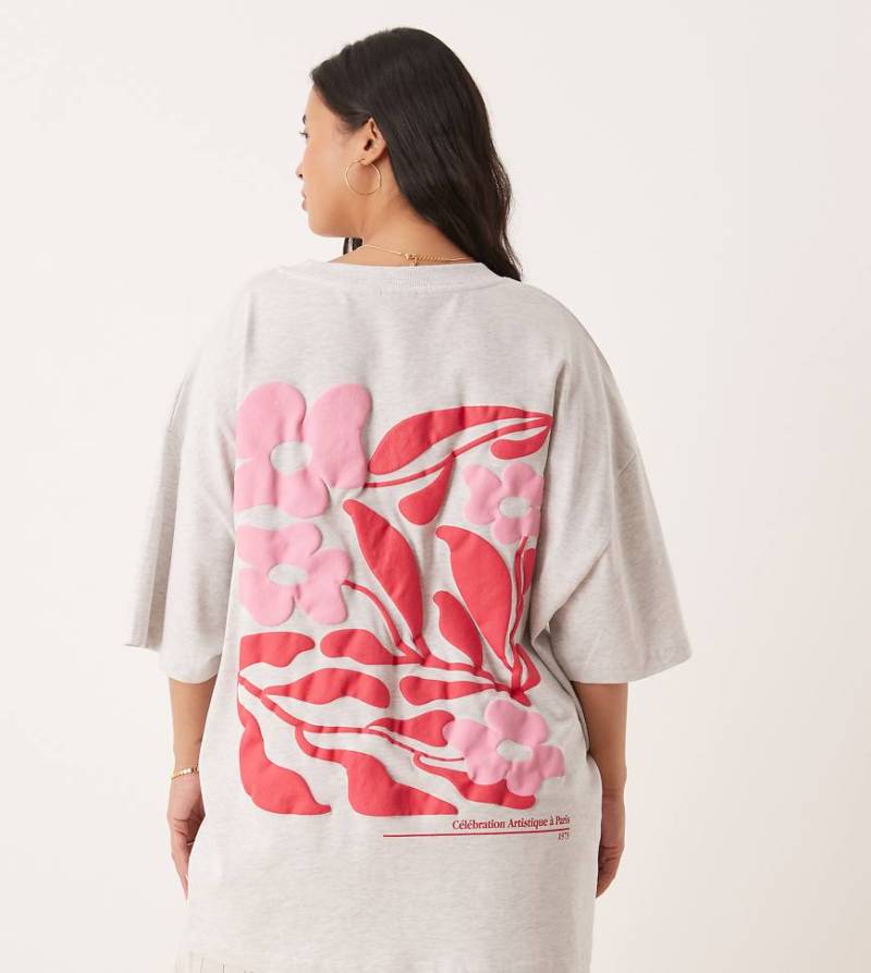 ASOS DESIGN Curve - Oversize-T-Shirt in Eisgrau meliert mit Blumen-Schaumdruck in Rosa von ASOS Curve